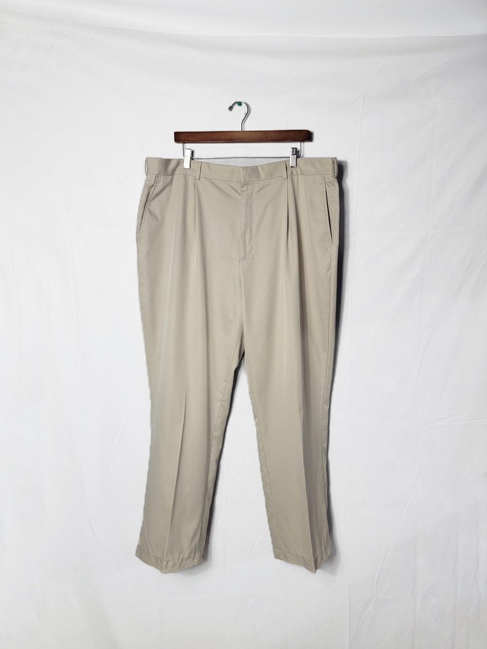 Men's W42, L32 Walter Hagen Classic Men's Beige Pleated Dress Pants